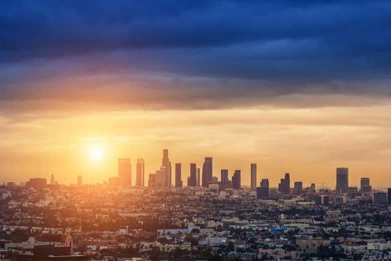 O sol se põe sobre a cidade