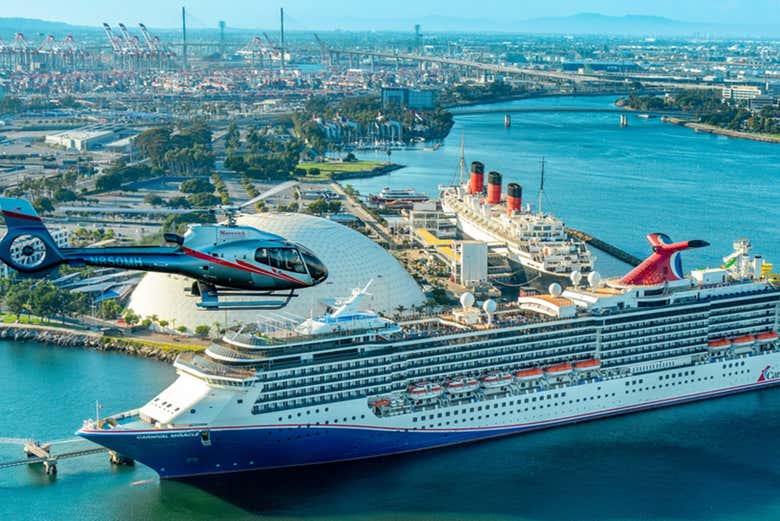 Sobrevoando os navios de cruzeiro no porto de Long Beach