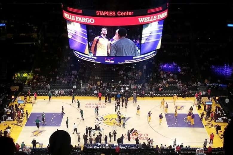 Desfrutando de um jogo de Los Angeles Lakers