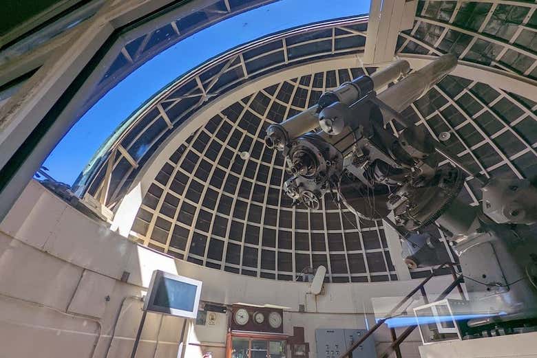 O interior do Observatório Griffith com seus telescópios