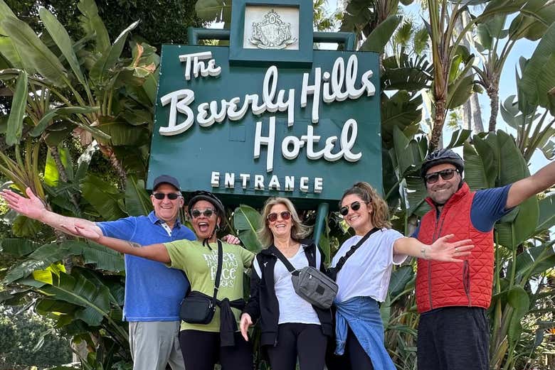 Foto de grupo com a placa do Beverly Hills Hotel!